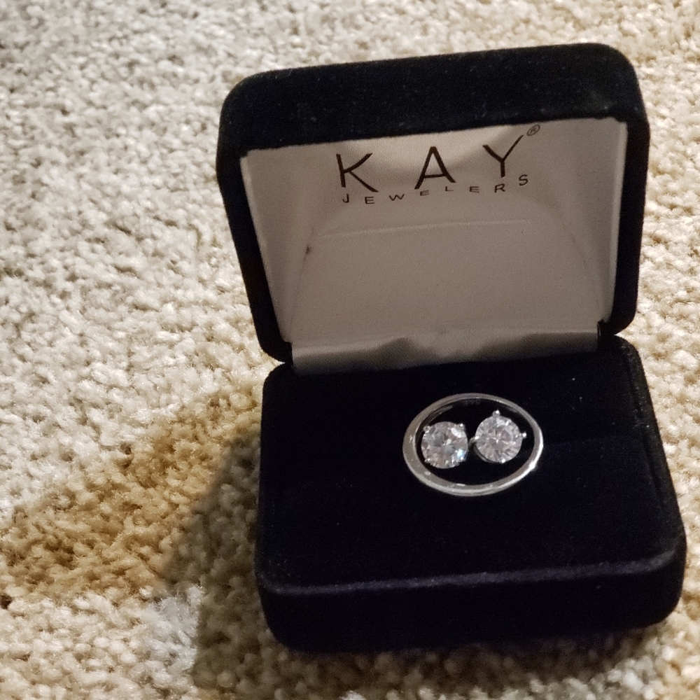 925, 3 Karat diamond earing W/ size 7 wedding bad.